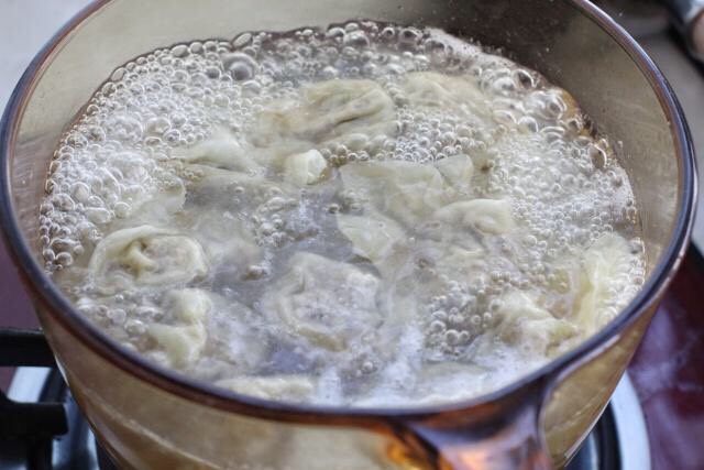 鲜肉小馄饨,锅中烧开水下入包好馄饨,吃多少煮多少,余下的可以放进冰箱冷冻。