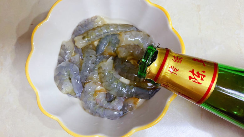 胡萝卜炒虾仁,虾去壳去虾线,接着倒入适量的<a style='color:red;display:inline-block;' href='/shicai/ 718'>料酒</a>。