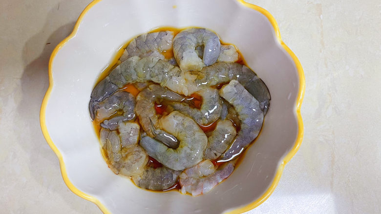胡萝卜炒虾仁,混合均匀,腌制10分钟左右。