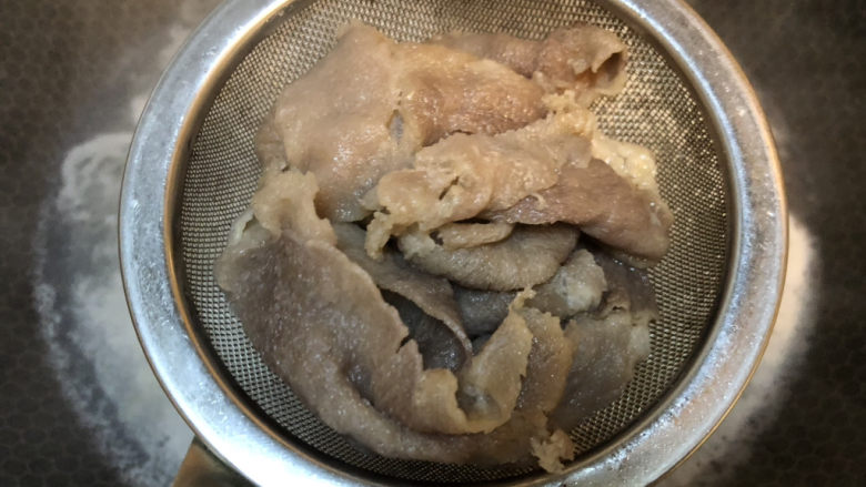 番茄肥牛,肥牛变色后即可捞出,煮久了会变老。