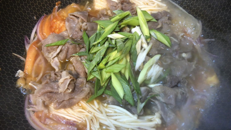 番茄肥牛,最后加入青蒜,煮开即可出锅。