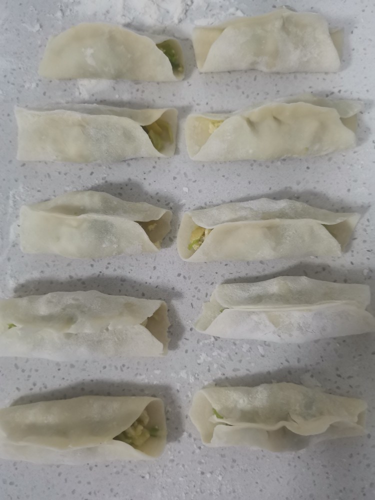 素锅烙,包成开口饺子,中间对上就可以了