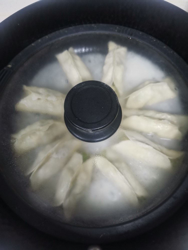 素锅烙,盖上盖子,收干汤汁就可以关火