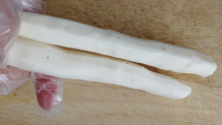 山药小饼,山药戴手套去皮,冲洗干净。