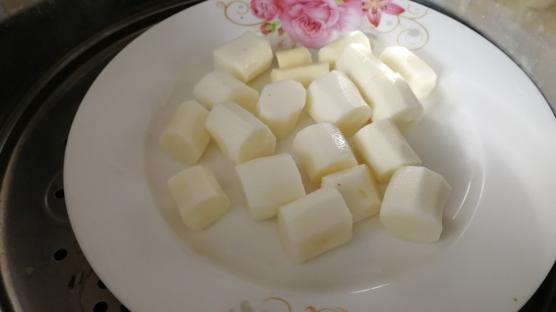 山药小饼,隔水上锅蒸,水开文火蒸15分钟。