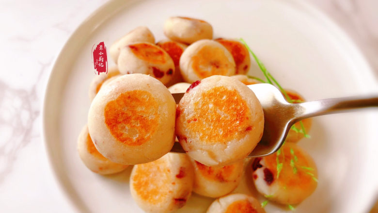 山药小饼,小小的一口一个,来,张嘴~