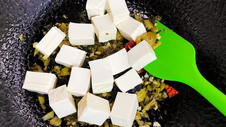雪菜豆腐,再倒入豆腐,轻轻颠一下锅。