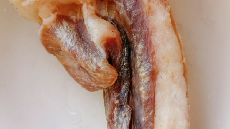 杏鲍菇炒腊肉,<a style='color:red;display:inline-block;' href='/shicai/ 436'>腊肉</a>一块,用开水泡软一下