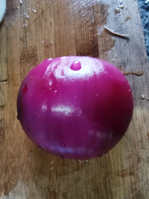 杏鲍菇炒腊肉,<a style='color:red;display:inline-block;' href='/shicai/ 29'>洋葱</a>半个,去掉外面的老皮