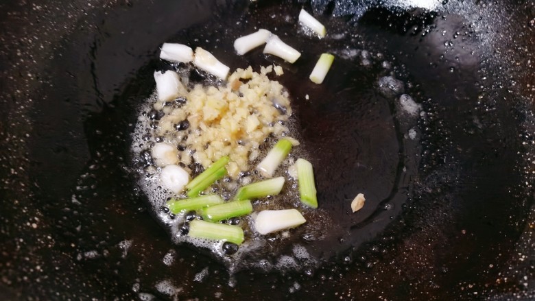 杏鲍菇炒腊肉,锅里烧油,先把葱姜放入爆香