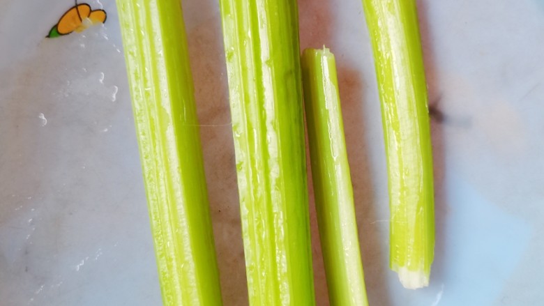 腐竹拌芹菜,<a style='color:red;display:inline-block;' href='/shicai/ 125'>芹菜</a>去掉里面的筋，再清洗干净