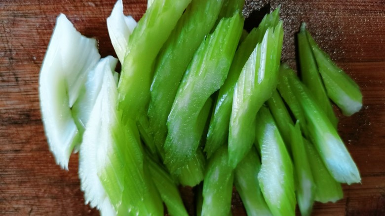 腐竹拌芹菜,再斜刀切成小块