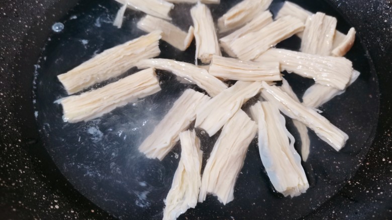 腐竹拌芹菜,锅里烧开水，再把腐竹放入焯水