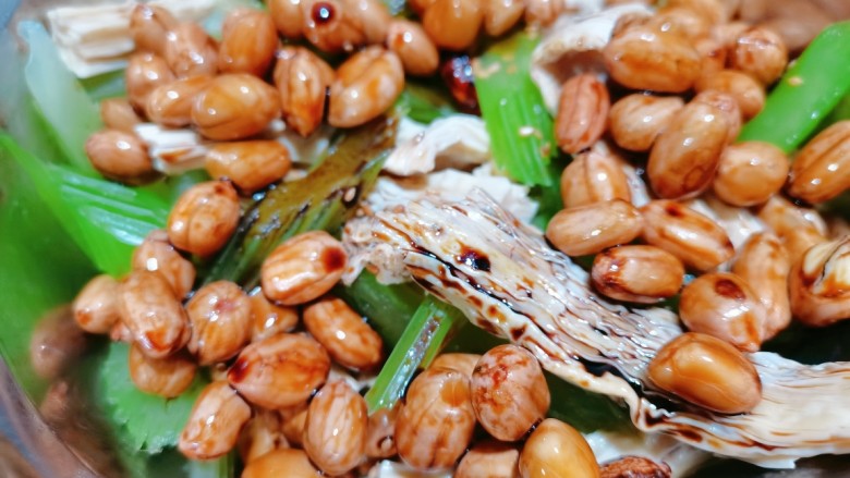 腐竹拌芹菜,再把它一起倒入腐竹里面