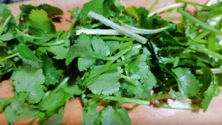 腐竹拌芹菜,<a style='color:red;display:inline-block;' href='/shicai/ 131'>香菜</a>把它清洗干净后，切成小段