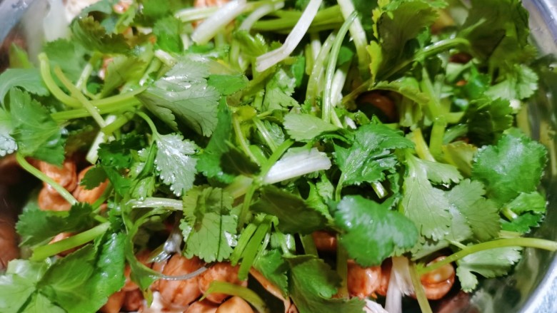 腐竹拌芹菜,也放入花生里