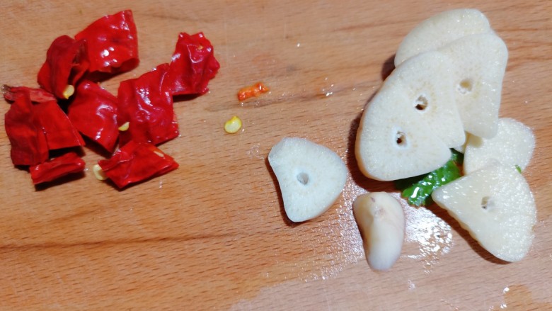 腐竹拌芹菜,准备大蒜和<a style='color:red;display:inline-block;' href='/shicai/ 86474'>干辣椒</a>