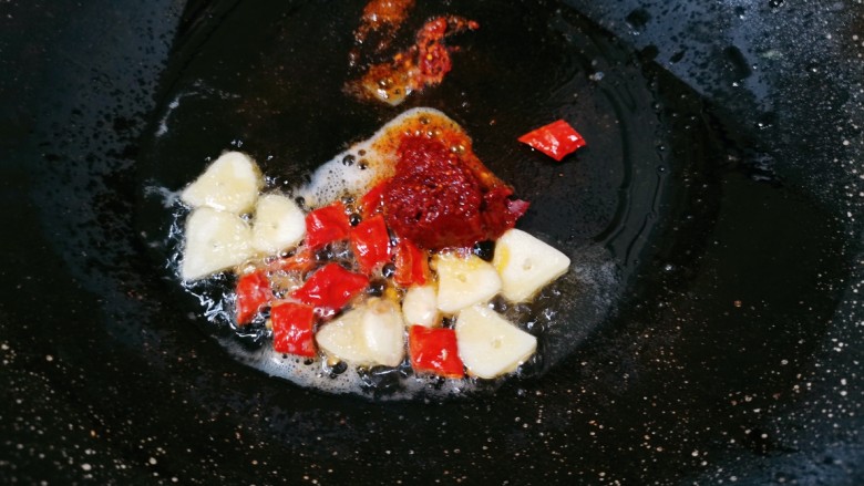 腐竹拌芹菜,再加入一勺<a style='color:red;display:inline-block;' href='/shicai/ 705'>豆瓣酱</a>