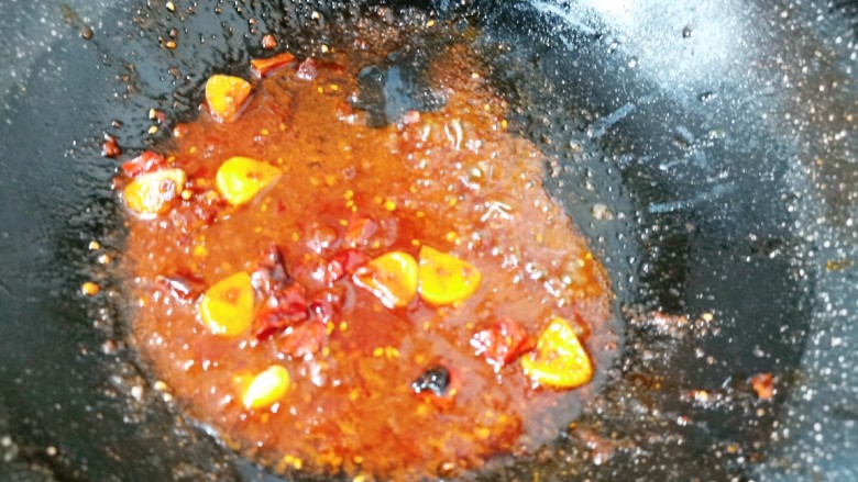 腐竹拌芹菜,加入一勺<a style='color:red;display:inline-block;' href='/shicai/ 852'>辣椒油</a>，一勺香油，一点<a style='color:red;display:inline-block;' href='/shicai/ 3729'>白糖</a>，食用盐，少许清水把它煮开