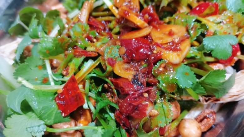 腐竹拌芹菜,把它放凉一点再倒入香菜上面