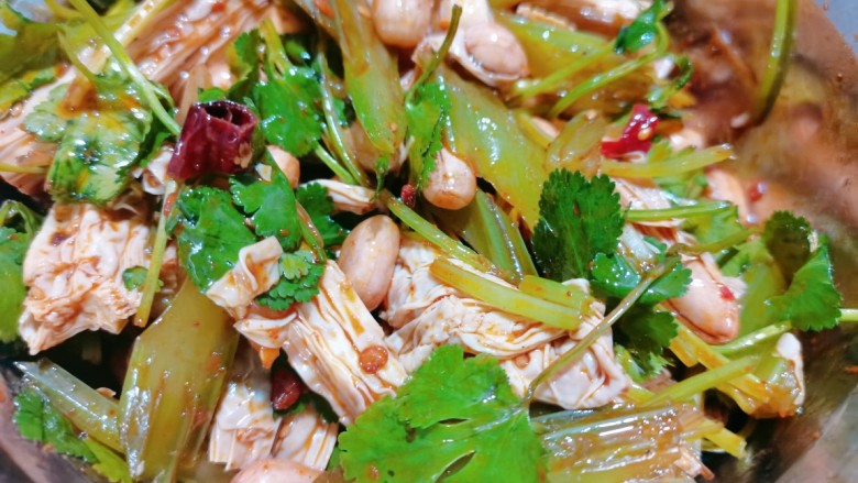 腐竹拌芹菜,再把它搅拌均匀，腌制一会儿