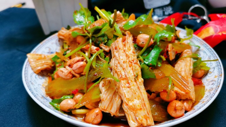 腐竹拌芹菜,芹菜拌腐竹就做好了，装盘开吃吧！