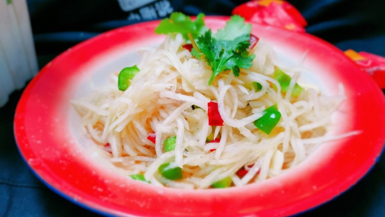 糖醋白萝卜,装盘食用,多余的汤汁不要,把它倒掉,再加点<a style='color:red;display:inline-block;' href='/shicai/ 131'>香菜</a>叶装饰一下,凉拌萝卜就大功告成了。
