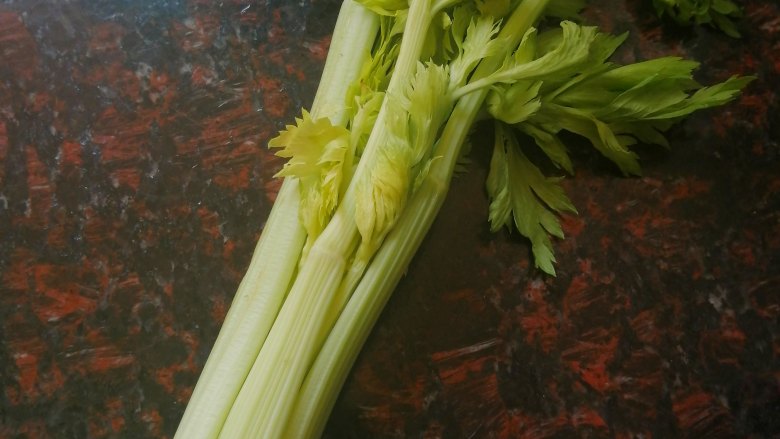 芹菜炒腊肉,准备<a style='color:red;display:inline-block;' href='/shicai/ 125'>芹菜</a>