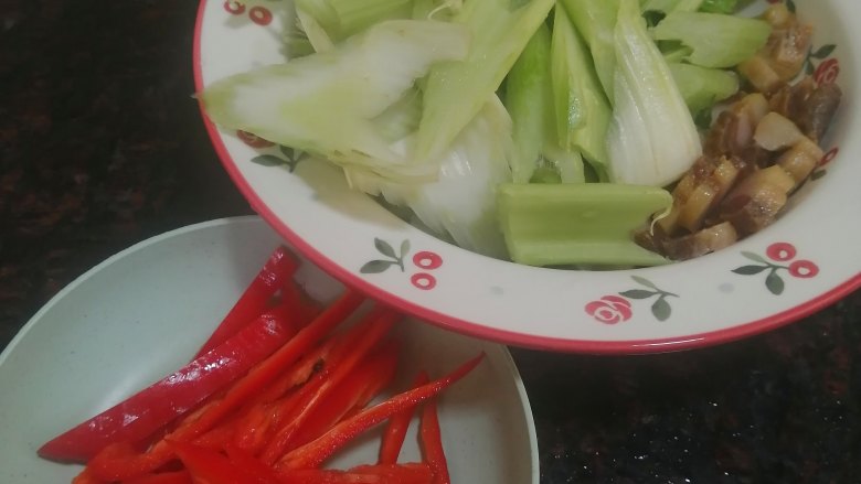 芹菜炒腊肉,为了颜色好看,又切了红辣椒丝