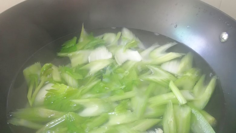 芹菜炒腊肉,加入芹菜,焯水3分钟