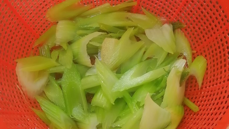 芹菜炒腊肉,捞出,过凉水,这样子可以保持翠绿