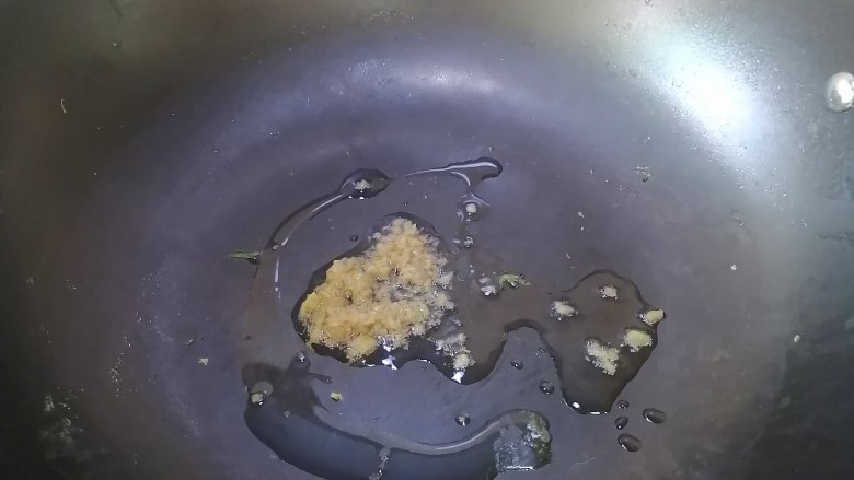 芹菜炒腊肉,热锅入油,加入姜末,爆香