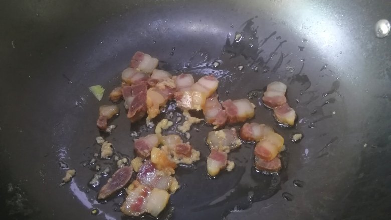 芹菜炒腊肉,加入腊肉,炒至开始出油