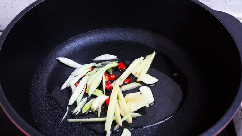小炒黄牛肉,锅中倒入适量的食用油烧热,放入葱姜蒜和小米椒爆香