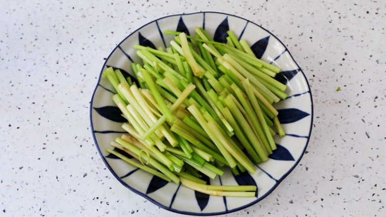 小炒黄牛肉,<a style='color:red;display:inline-block;' href='/shicai/ 125'>芹菜</a>去叶洗净切寸段