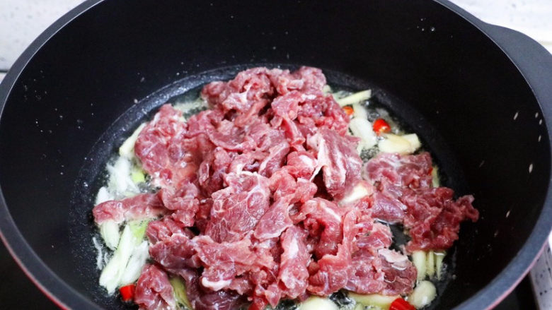 小炒黄牛肉,加入牛肉,大火翻炒至变色