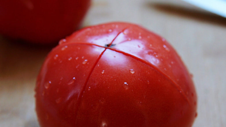 番茄肥牛,<a style='color:red;display:inline-block;' href='/shicai/ 59'>番茄</a>洗净,在顶部大十字花刀。