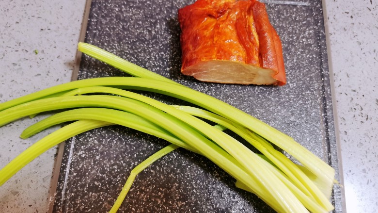 芹菜炒腊肉,准备食材