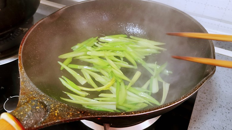 芹菜炒腊肉,翻炒均匀