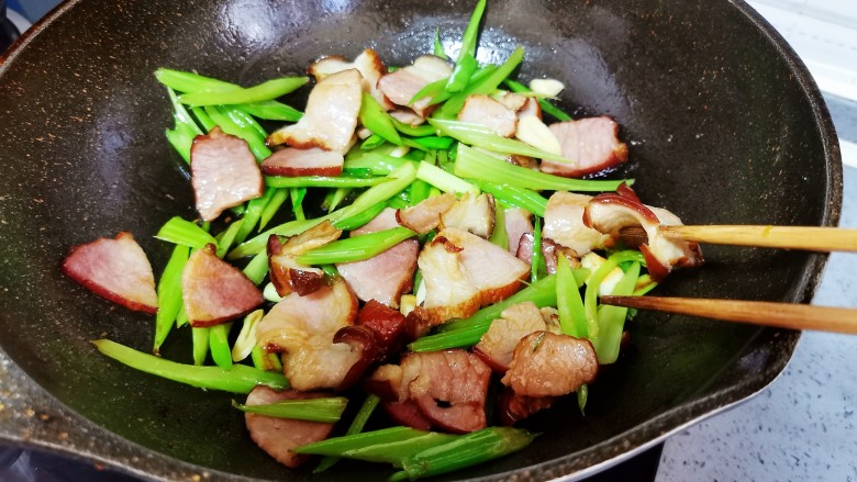 芹菜炒腊肉,快速翻炒均匀即可食用