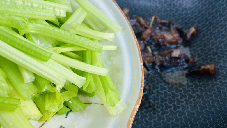 芹菜炒腊肉,放入芹菜段翻炒片刻