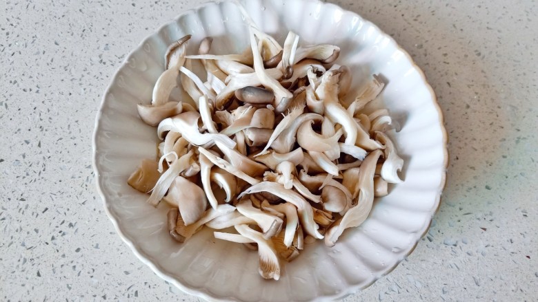 雪菜豆腐,清洗好的秀珍菇撕成小块,<a style='color:red;display:inline-block;' href='/shicai/ 465'>豆腐</a>切小块。