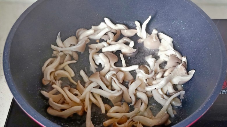 雪菜豆腐,锅里放一点油,放入秀珍菇爆炒。