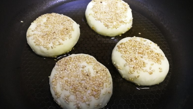 山药小饼,平底锅倒入适量油,油温4成热放入生胚。