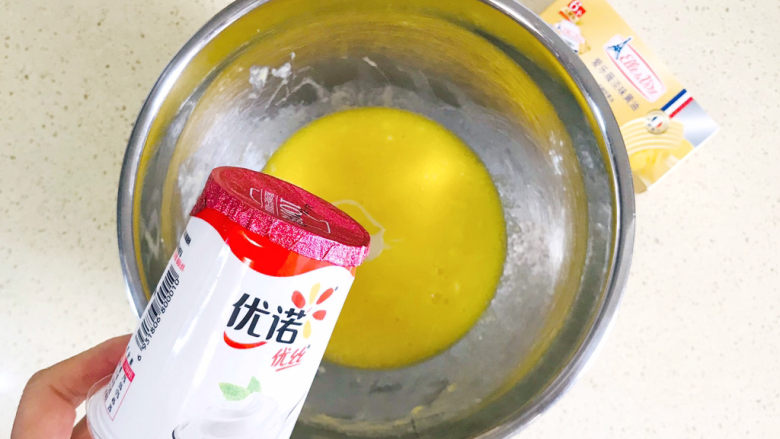 爆浆蓝莓蛋糕,加入酸奶,搅拌均匀