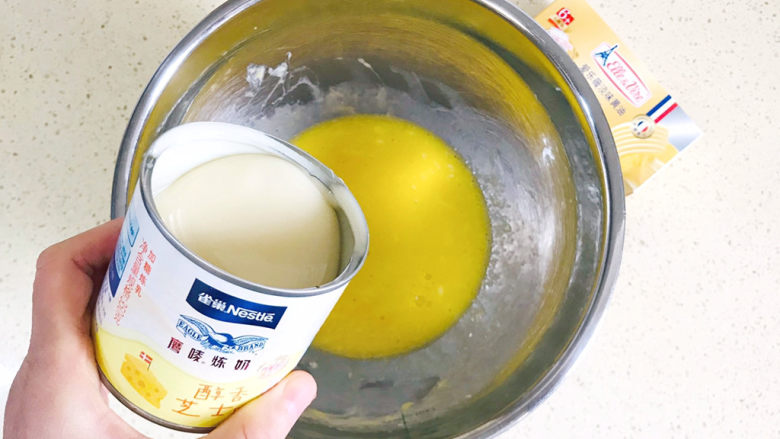 爆浆蓝莓蛋糕,加入<a style='color:red;display:inline-block;' href='/shicai/ 893'>炼乳</a>,搅拌均匀