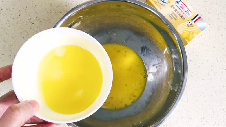 爆浆蓝莓蛋糕,加入黄油,搅拌均匀