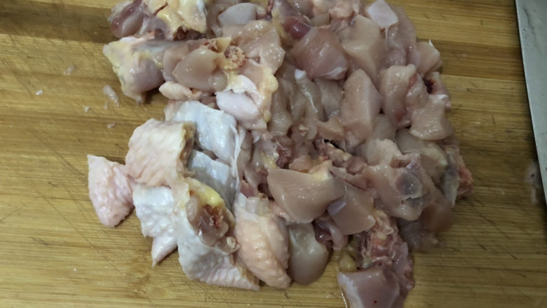 鸡肉山药粥,去掉肥油,斩小块