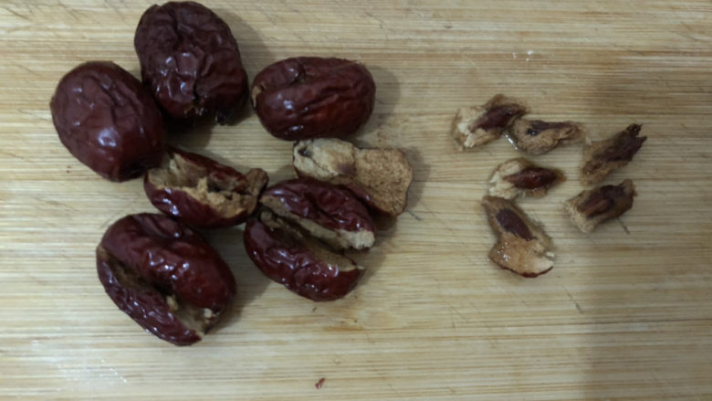 鸡肉山药粥,去核(核是燥的,去掉比较好)