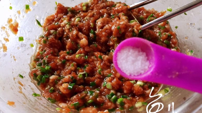 鲜肉小馄饨,搅拌均匀,放入食盐调味,因为调味汁和酱油里面都有盐,所以盐的用量不要多